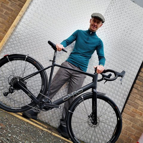 Peak cyclesport customer against silver background